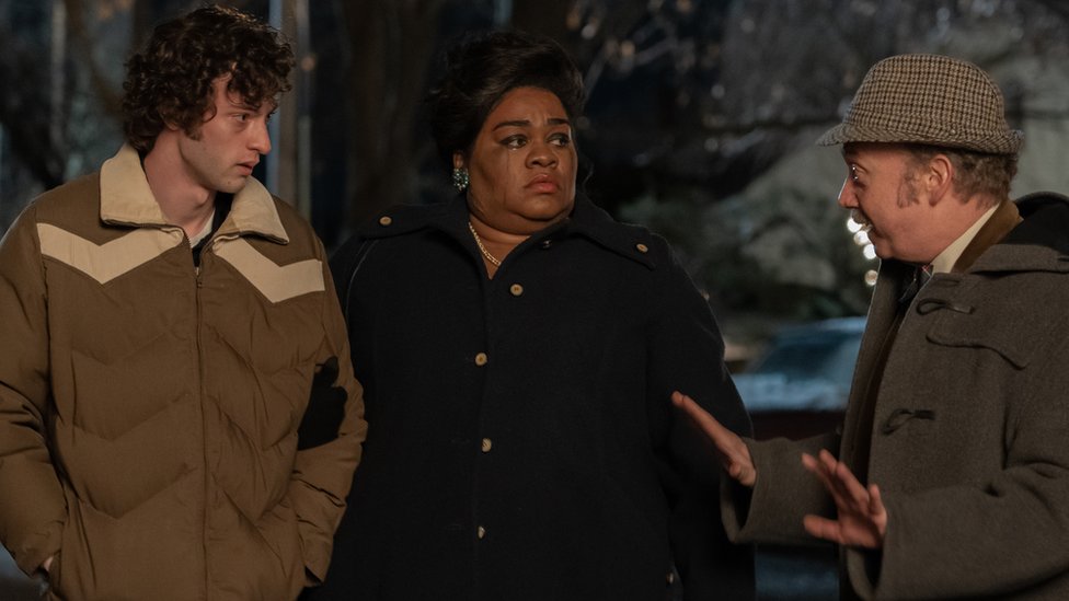 Film: Šta nas čeka u bioskopima 2024. 5 Dominik Sesa, Davine Džoj Randolf i Pol Đamati u filmu The Holdovers