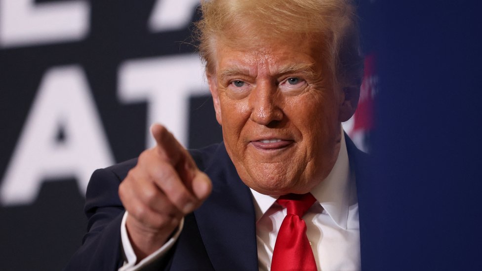 Amerika i politika: Tramp se žalio Vrhovnom sudu zbog Kolorada i Mejna koji su ga isključili iz izborne trke 2 Republican presidential candidate and former U.S. President Donald Trump attends a campaign event in Waterloo, Iowa, U.S. December 19, 2023.