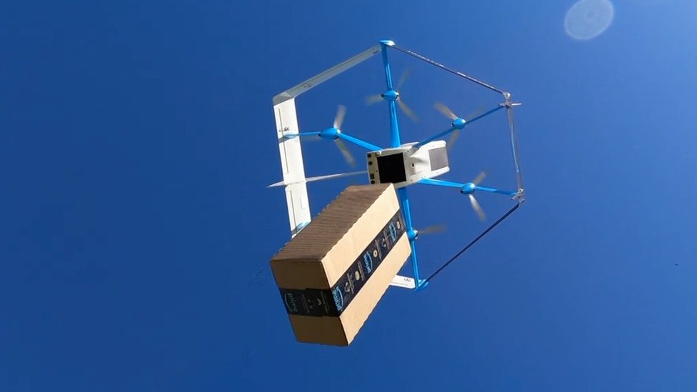 Amazonov dron izbacuje paket