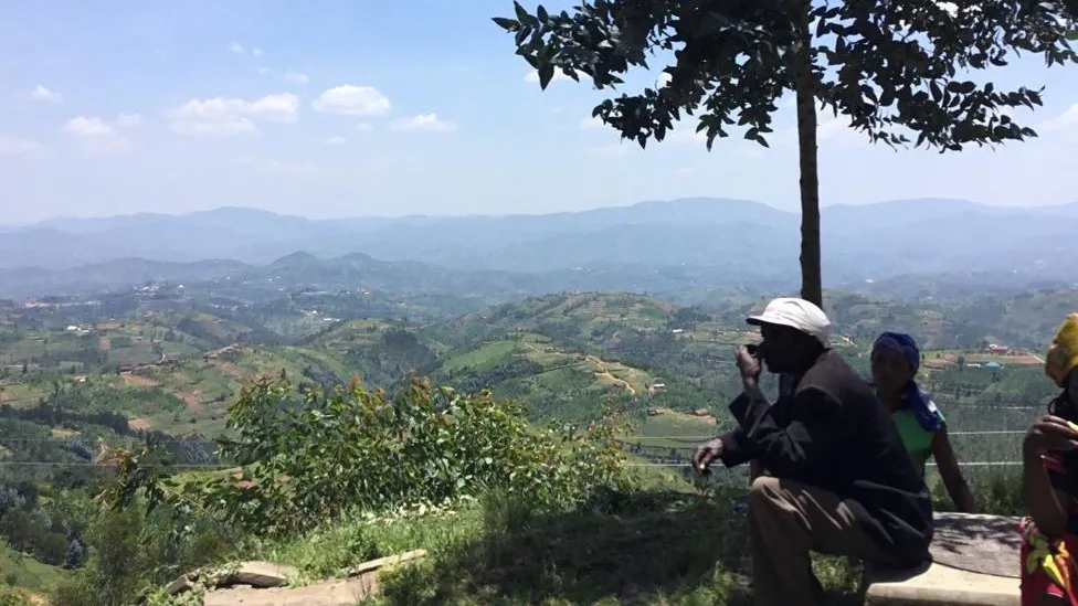 Muškarac u Ruandi gleda preko planine