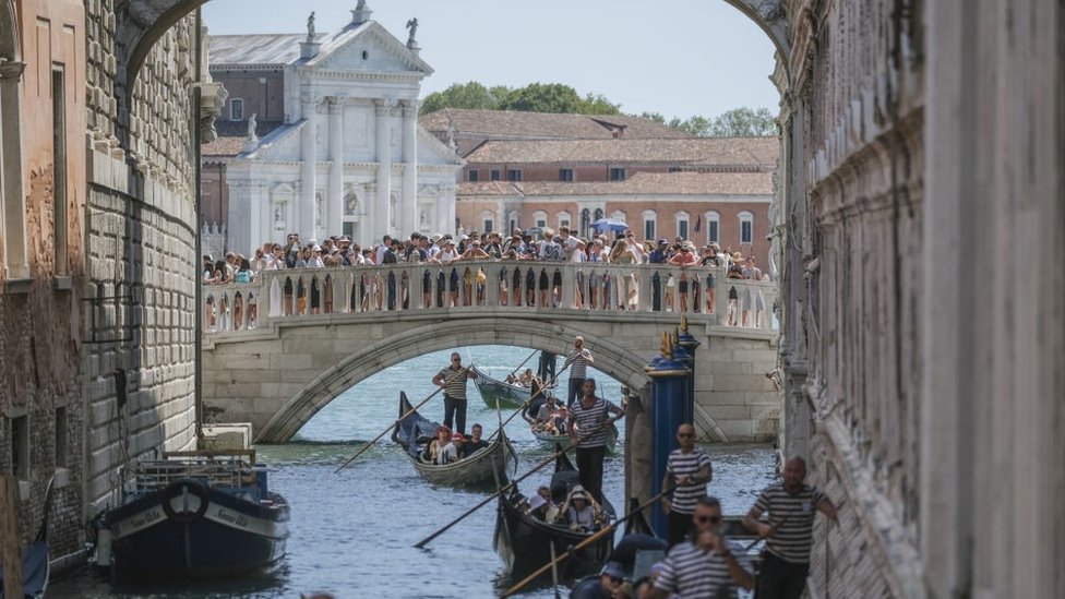 Turizam: Venecija će zabraniti velike grupne posete i zvučnike 1 Gondolas slowly pass under the Bridge of Sighs near St. Mark's Square due to too much traffic in Venice, August 2023