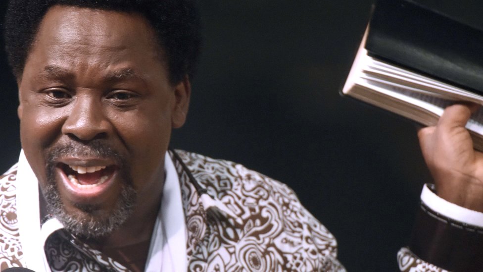 T.B. Džošua: Poglavar megacrkve silovao i mučio vernike, otkriva BBC 3 Nigerian pastor TB Joshua speaks at his Lagos megachurch on 31 December, 2014