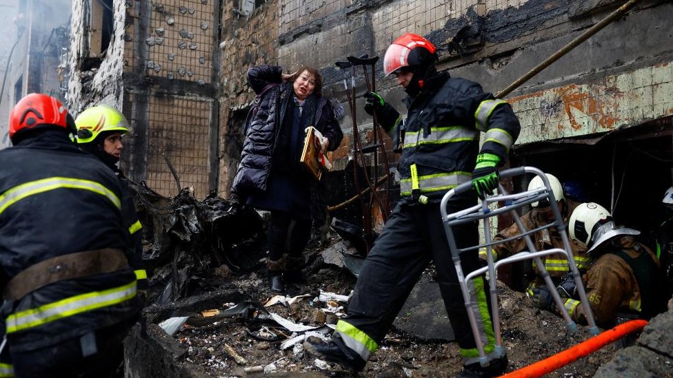 Rusija i Ukrajina: Kijev na udaru posle Piutinove najave jačih napada 1 Firefighters work to rescue a local resident from a site of a residential building heavily damaged during a Russian missile attack, amid Russia's attack on Ukraine, in Kyiv, Ukraine January 2
