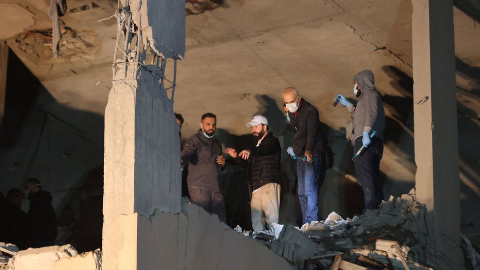 Izrael i Palestinci: Zamenik lidera Hamasa ubijen u eksploziji u Bejrutu 2 Lebanese emergency responders gather at the site of a strike, reported by Lebanese media to be an Israeli strike targeting a Hamas office, in the southern suburb of Beirut on January 2, 2024.