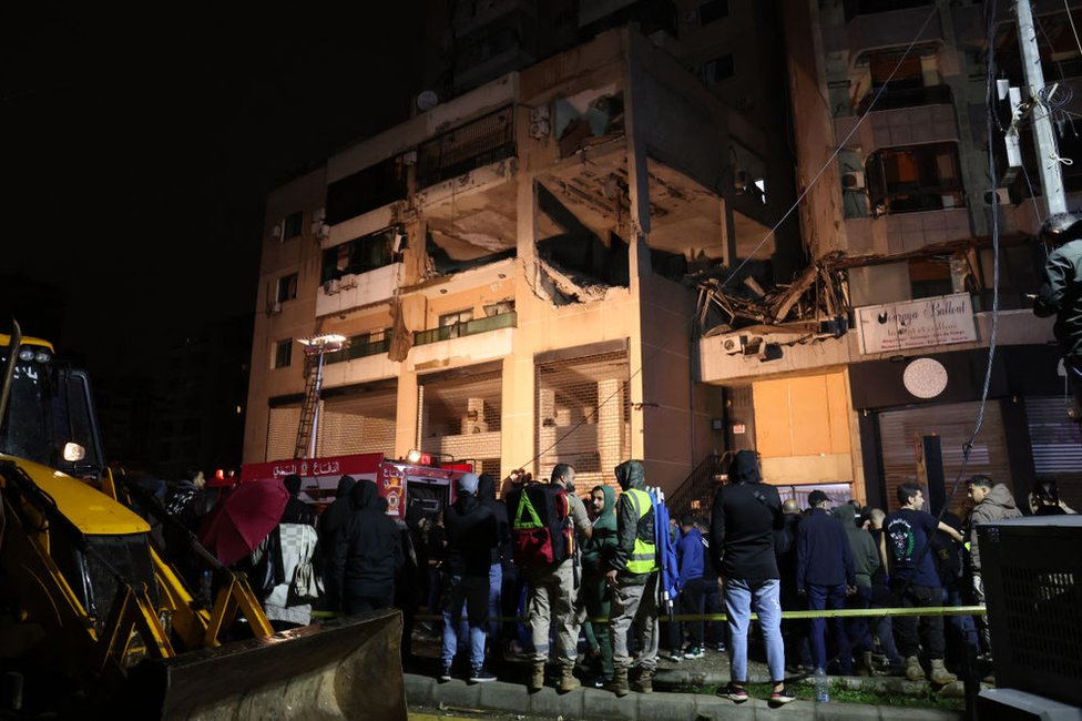 Izrael i Palestinci: Zamenik lidera Hamasa ubijen u eksploziji u Bejrutu 3 Lebanese emergency responders gather at the site of a strike, reported by Lebanese media to be an Israeli strike targeting a Hamas office, in the southern suburb of Beirut on January 2, 2024.