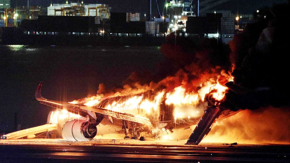 Avion Džapan erlajnsa u plamenu na aerodromu Haneda