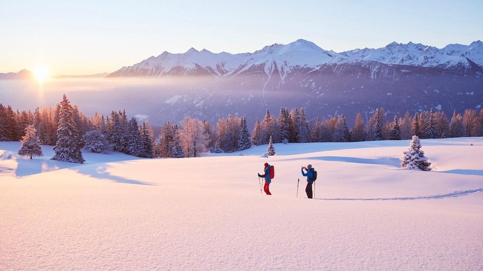 Prestupna godina: Šta je to, zašto je uvedena koja su narodna verovanja u vezi sa njom 7 Two skiers on an Austrian slope covered in snow during winter