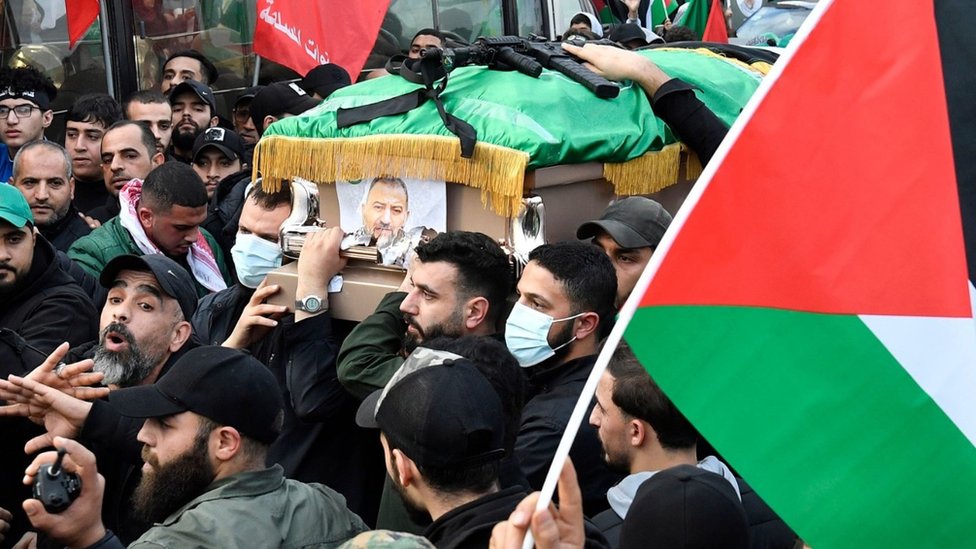 Izrael i Palestinci: Hamas optužuje izraelsku vojsku za smrt 14 ljudi u sigurnoj zoni Gaze, njihov lider sahranjen u Bejrutu 1 Mourners carry the coffin of Hamas deputy leader Saleh al-Arouri, and the others killed in a drone attack, during his funeral in Beirut