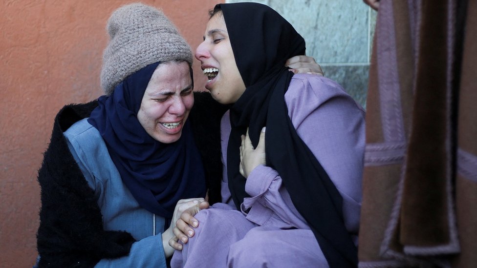 Palestinke plaču zbog smrti u Al Mavasiju