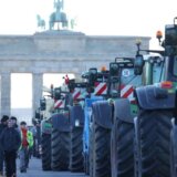 Nemačka: Gnevni poljoprivrednici traktorima blokirali Berlin i druge gradove 6