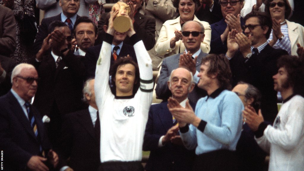 Franc Bekenbauer, legenda nemačkog fudbala, preminuo u 78. godini 1 Franz Beckenbauer holds the World Cup trophy