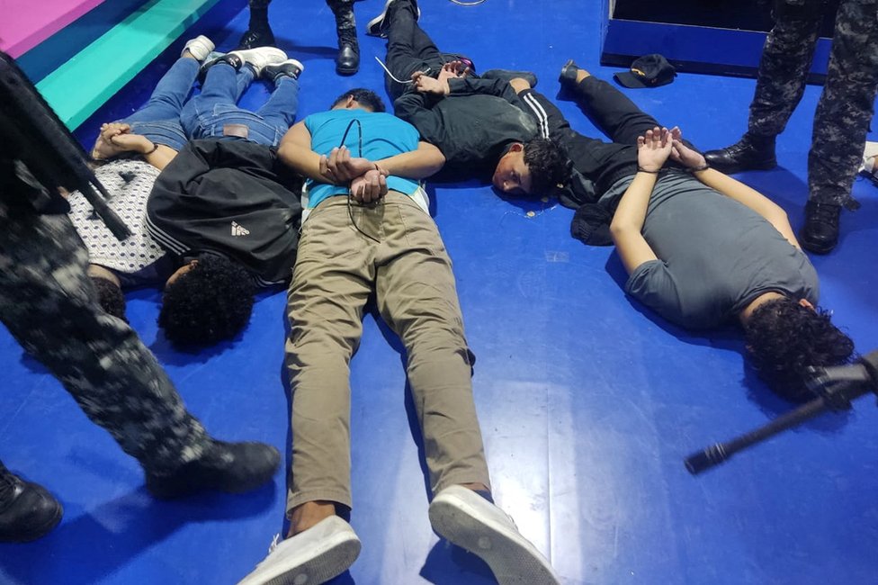 Ekvador i nasilje: Naoružani napadači upali u TV stanicu, policija ih razoružala i uhapsila 3 People accused of invading and taking over television station TC with weapons and forcing staff to lie and sit down, lie handcuffed on the floor in a police handout, in Guayaquil, Ecuador, January 9, 2024
