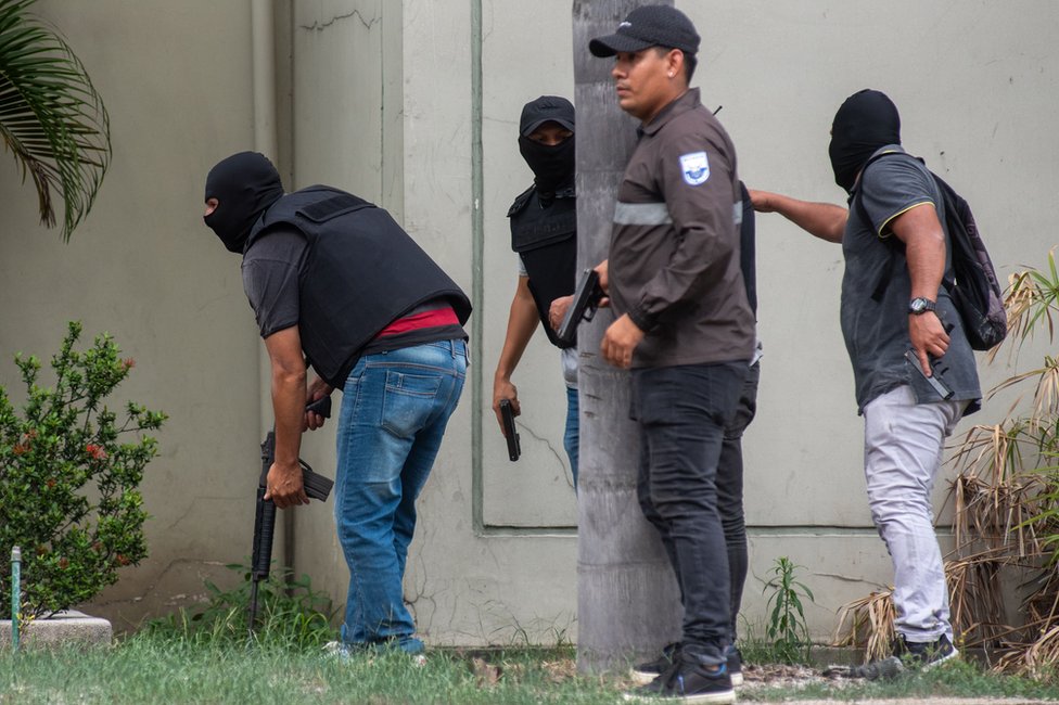 Ekvador i nasilje: Naoružani napadači upali u TV stanicu, policija ih razoružala i uhapsila 2 Police officers carry out an operation at the headquarters of TC television station where armed, hooded men entered and subdued staff during a live broadcast, in Guayaquil, Ecuador, 09 January 2024.