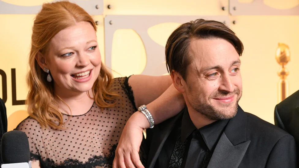 Emi nagrade: Zvezde serija 'Naslednici' i 'Sreda' spremaju se za ceremoniju odloženu zbog štrajka 1 Sarah Snook and Kieran Culkin at The 81st Annual Golden Globe Awards with Moët & Chandon, Celebrating the 13th Year of Toast for a Cause at the Beverly Hilton on January 7, 2023