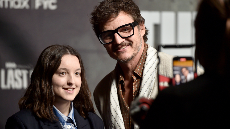 Emi nagrade: Zvezde serija 'Naslednici' i 'Sreda' spremaju se za ceremoniju odloženu zbog štrajka 4 Bella Ramsey and Pedro Pascal attend the Los Angeles FYC Event for the HBO Original Series' "The Last of Us" at Directors Guild of America on April 28, 2023 in Los Angeles, California