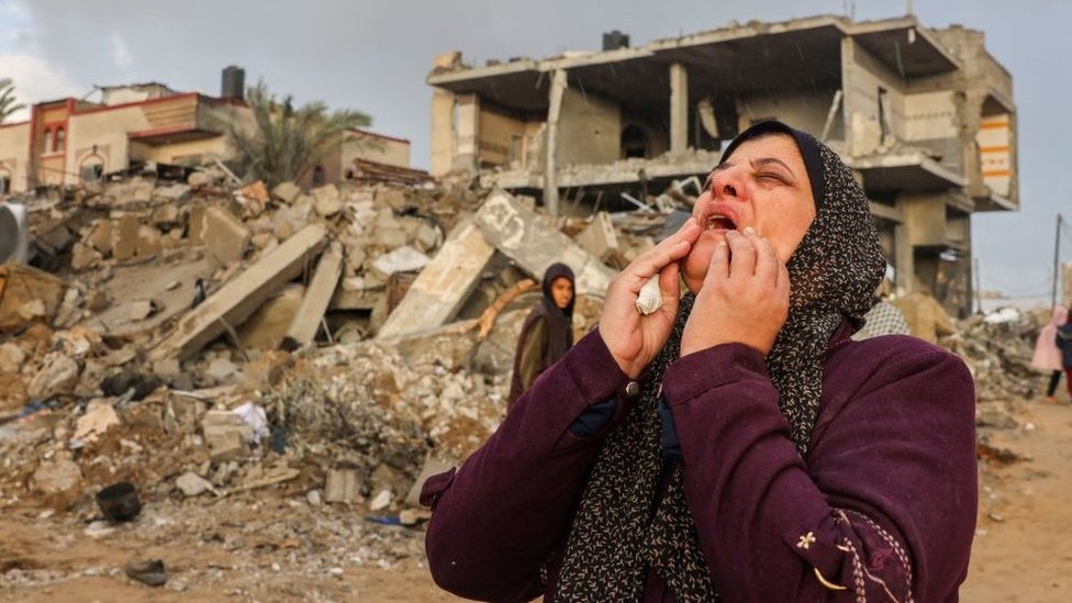 Izrael i Palestinci: „Izraelski plan je potpuno uništenje Gaze", tvrdi Južnoafrička Republika u procesu pred međunarodnim sudom 1 A Palestinian woman reacts as people inspect the damage after Israeli strikes on Rafah, on the southern Gaza Strip, in November 2023