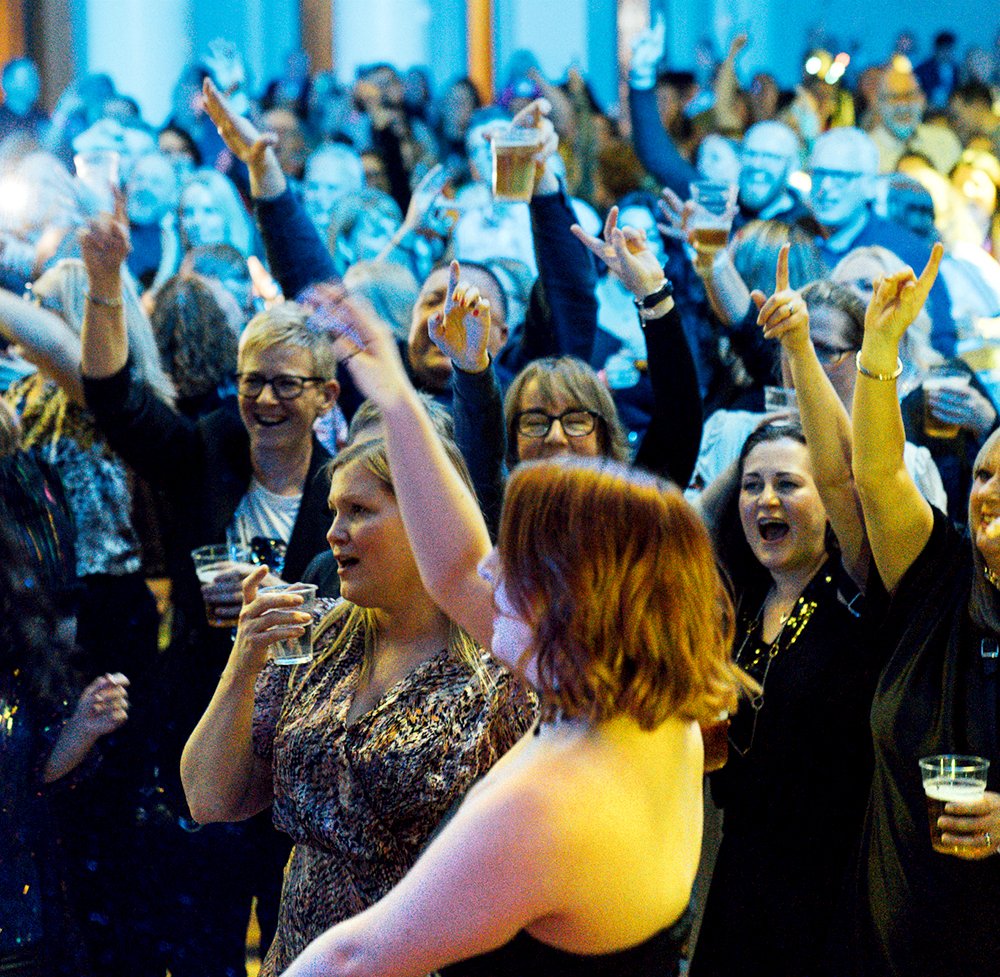 Ljudi plešu tokom Dnevne groznice