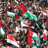 Bliski istok i sukobi: Huti prete osvetom posle napada Amerike i Britanije, dok hiljade ljudi u Jemenu protestuje 6