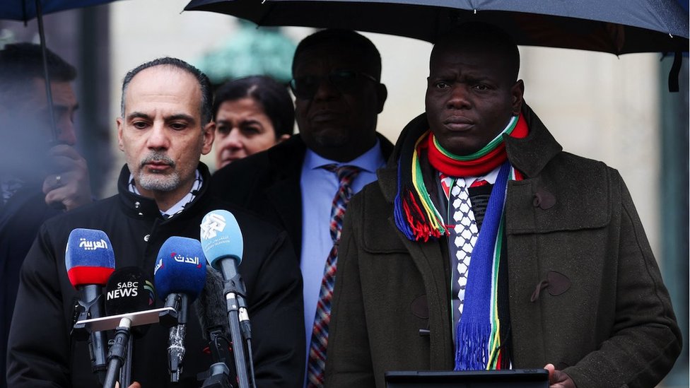 Izrael i Palestinci: Izrael nastavlja sa bombardovanjem Gaze, tenzije na granici sa Libanom rastu, dok Amerika napada Hute u Jemenu 5 South Africa's Minister of Justice Ronald Lamola looks on, as a member of South African delegation addresses the media near the International Court of Justice (ICJ), on the day judges hear a request for emergency measures by South Africa to order Israel to stop its military actions in Gaza, in The Hague, Netherlands January 12, 2024. REUTERS/Thilo Schmuelgen