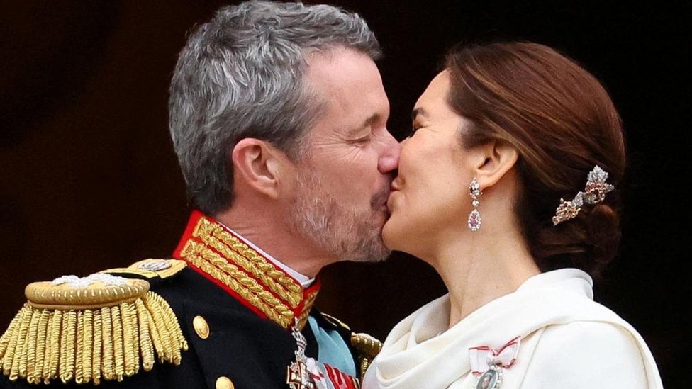 Kralj Frederik: Desetine hiljada ljudi na ulicama svedočilo istorijskom nasleđivanju danske krune 1 King Frederik kisses his wife Queen Mary