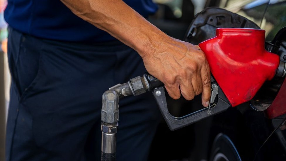 Izbori u Americi: Zašto je Tramp toliko popularan među republikancima 3 Man filling up with gas