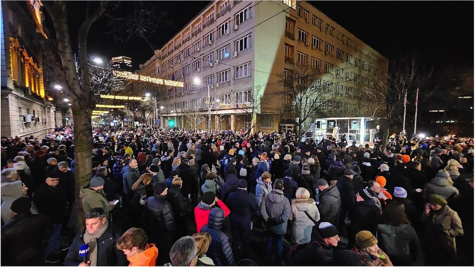 Protesti u Srbiji: Opozicija i dalje traži ponavljanje izbora, obeležena i godišnjica smrti Olivera Ivanovića 1 Protest u Beogradu