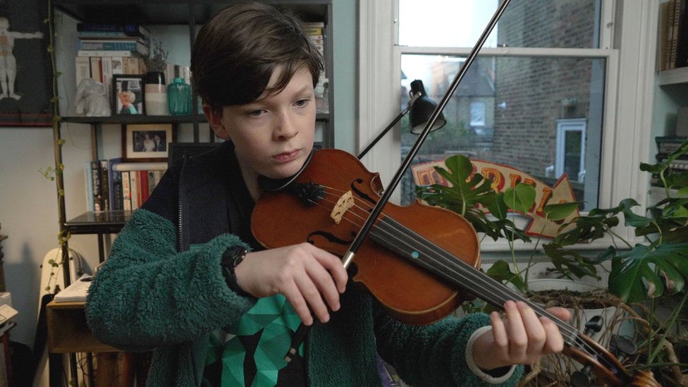 Artur kod kuće svira violinu