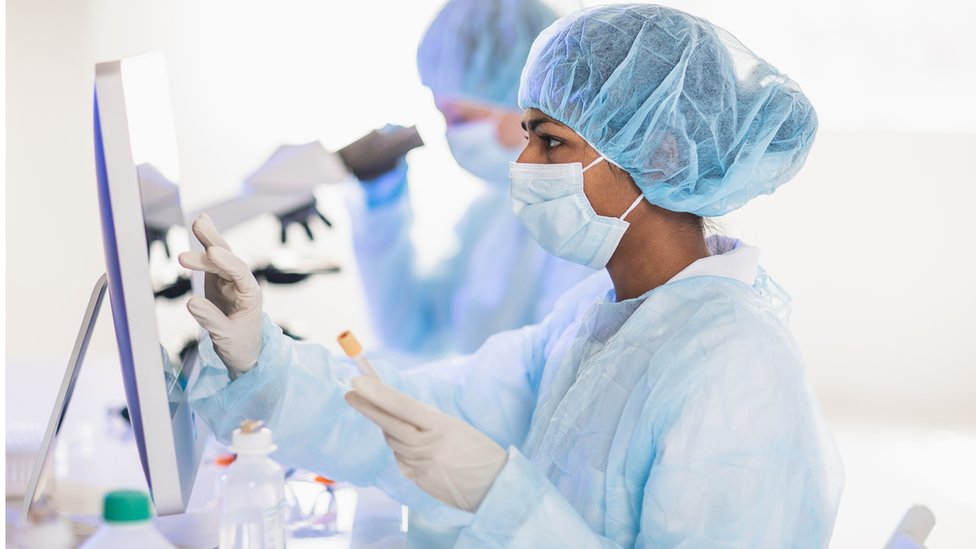 Zdravlje: Šta je „bolest iks" i kako se svet priprema za moguću novu pandemiju 1 A masked female researcher looking at a computer screen in a lab environment