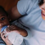 Deca i dojenje: „Beba mora biti sita", ali SZO pokušava da suzbije digitalni marketing mlečnih formula za bebe 5