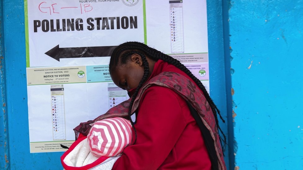 Deca i dojenje: „Beba mora biti sita", ali SZO pokušava da suzbije digitalni marketing mlečnih formula za bebe 4 Žena u Keniji doji dete