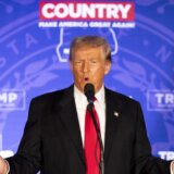 Izbori u Americi: Guverner Floride Ron Desantis odustao od predsedničke trke i podržao Trampa 11