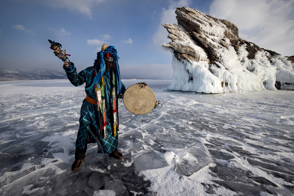 Šaman koji izvodi rituale na zaleđenom jezeru Bajkal u Sibiru