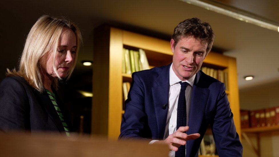 Arheologija i diplomatija: Velika Britanija samo pozajmljuje Gani ukradeno blago naroda Asante iz 19. veka 3 Tristram Hunt, director of the V&A, with the BBC's Katie Razzall