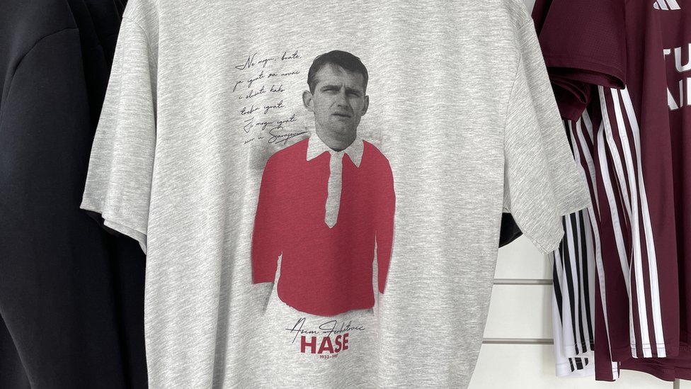 Majice sa njegovim likom i dalje se prodaju u zvaničnoj prodavnici FK Sarajeva