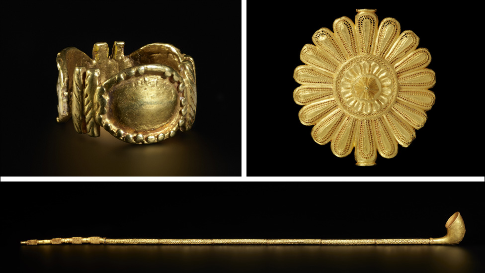 Arheologija i diplomatija: Velika Britanija samo pozajmljuje Gani ukradeno blago naroda Asante iz 19. veka 2 Composite image showing an Asante gold ring, a cast gold badge worn by the king's "soul washer", and a ceremonial pipe