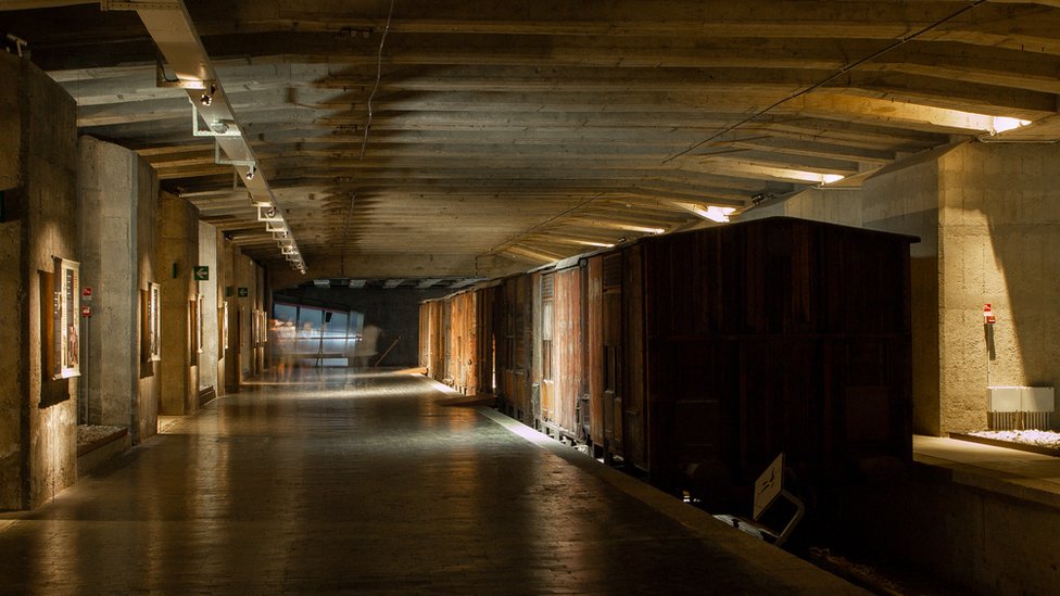 Dan sećanja na žrtve Holokausta: Sa perona 21, vozom iz Milana u Aušvic 6 železnička stanica u Milanu, peron 21. Memorijalni centar u Milanu