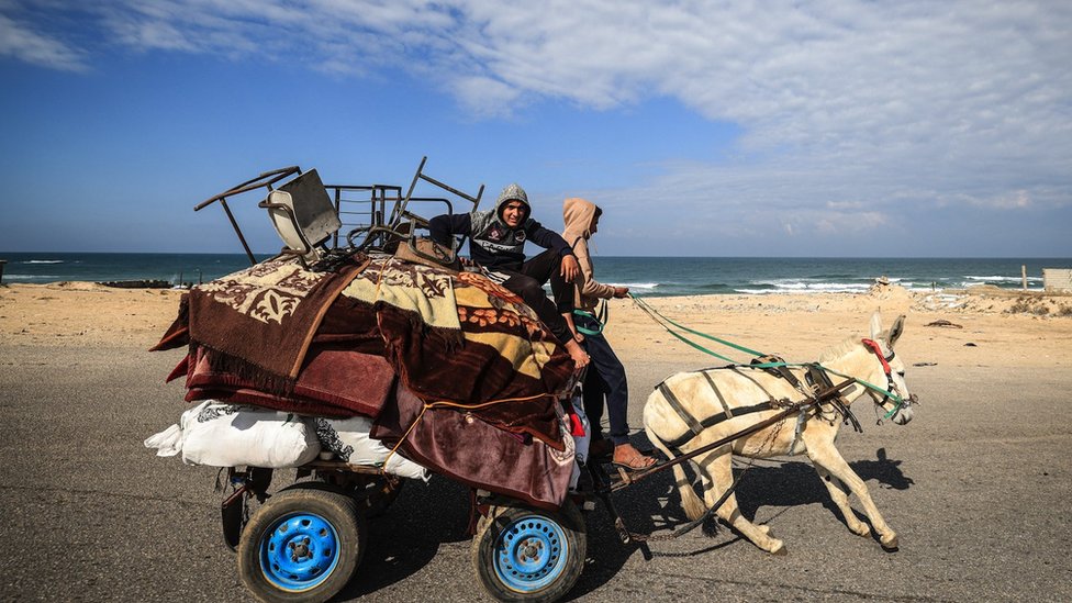Izrael i Palestinci: Međunarodni sud pravde naredio Izraelu da učini sve da spreči genocid u Gazi 4 Palestinci napuštaju Kan Junis ka Rafi