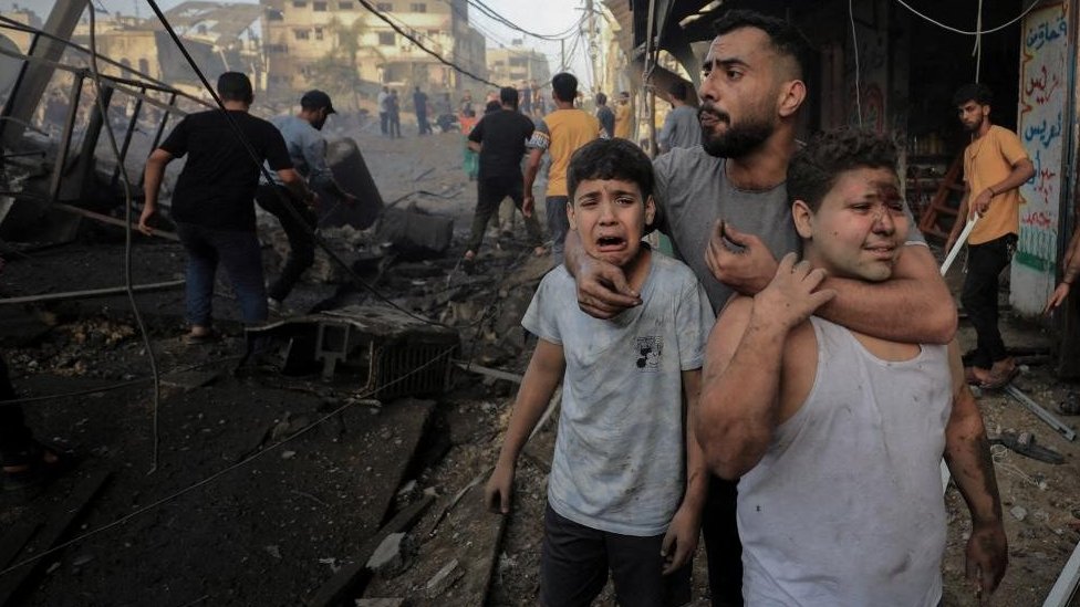 Izrael i Palestinci: Šta će Međunarodni sud pravde odlučiti po tužbi Južnoafričke Republike protiv Izraela za genocid 1 Palestinians react after an air strike in Gaza City (file photo)