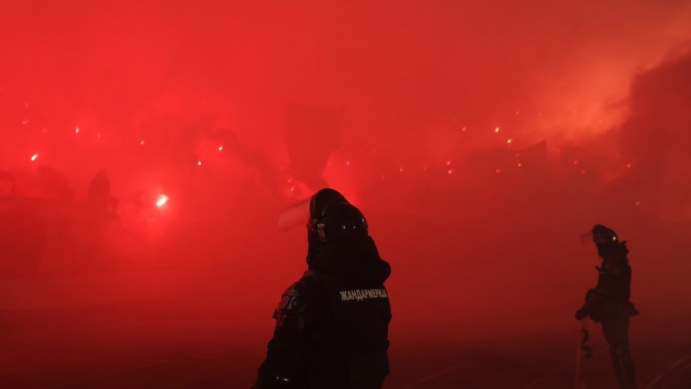 Sport i nasilje u Srbiji: Napad motkama kod Beogradske arene, KK Partizan traži istragu 1 baklje, navijači