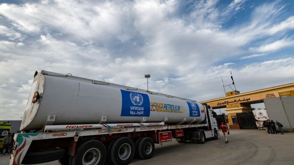Dostava goriva namenjena Gazi na graničnom prelazu Rafa