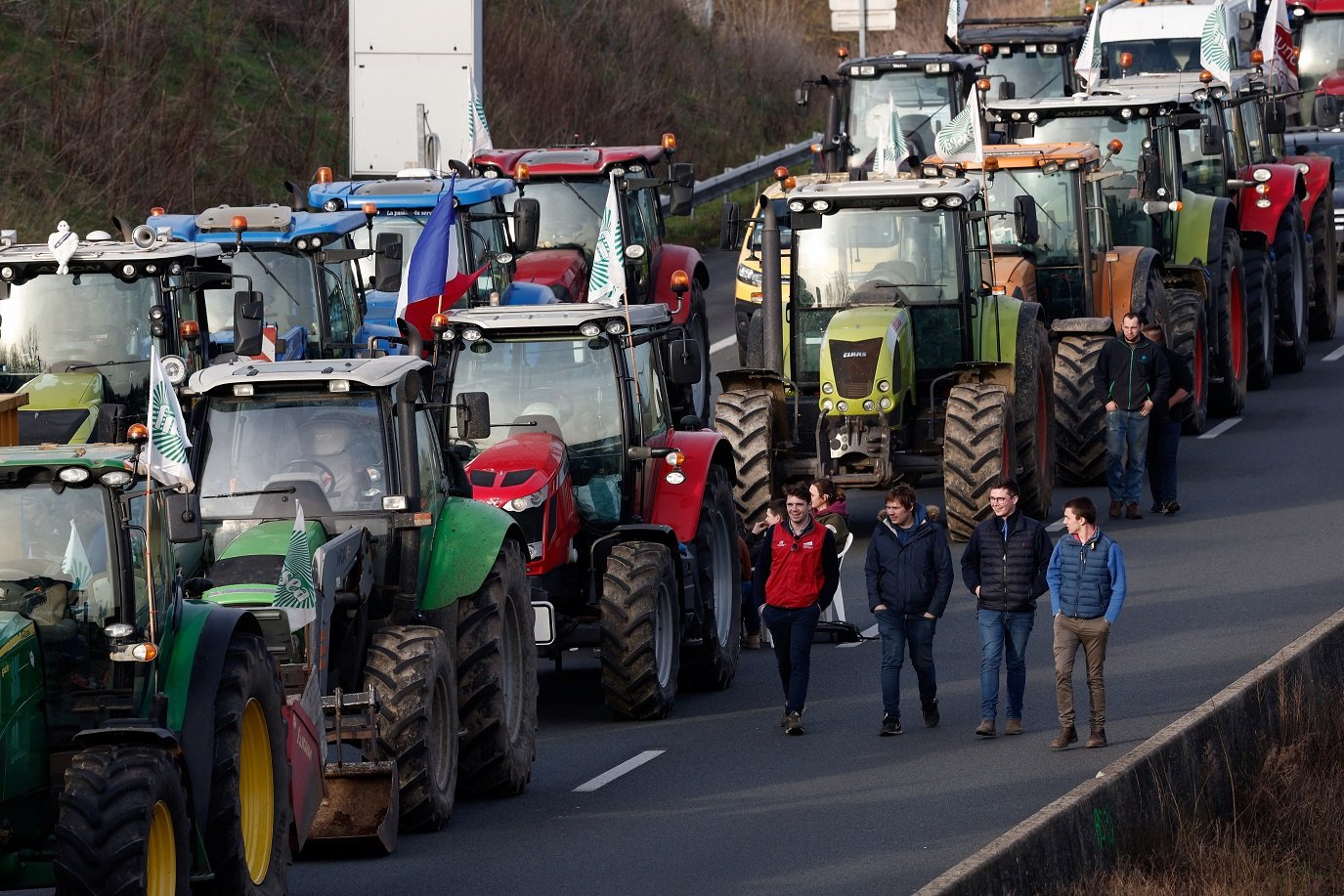 Poljoprivreda i protesti: Traktori blokiraju glavne puteve u Evropi, dok francuski farmeri sprovode „opsadu Pariza" 3 Blokada farmera u Francuskoj