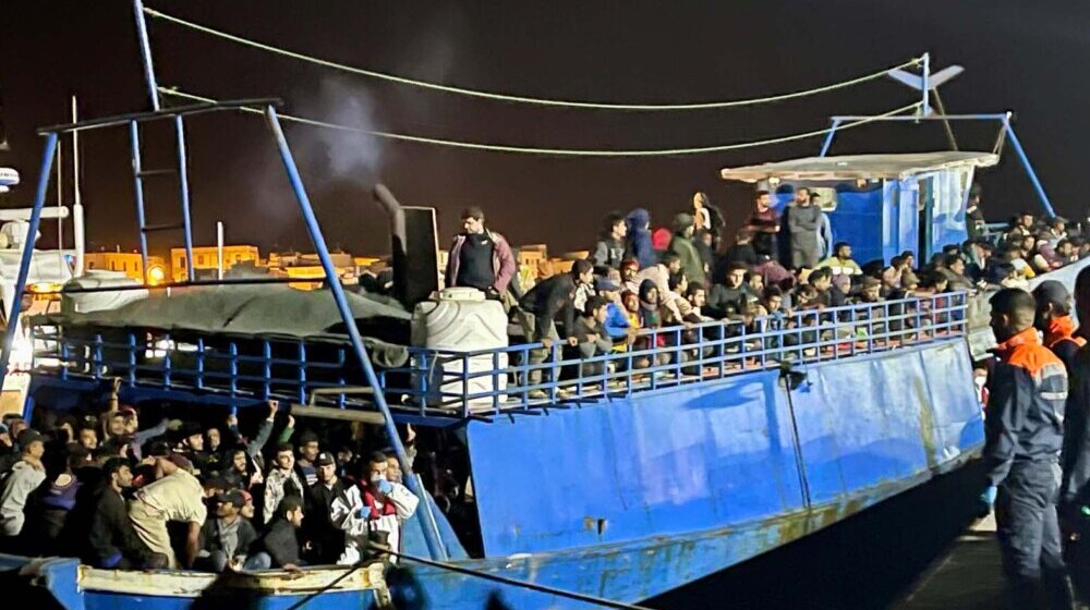 Around 400 migrants dock on Lampedusa island