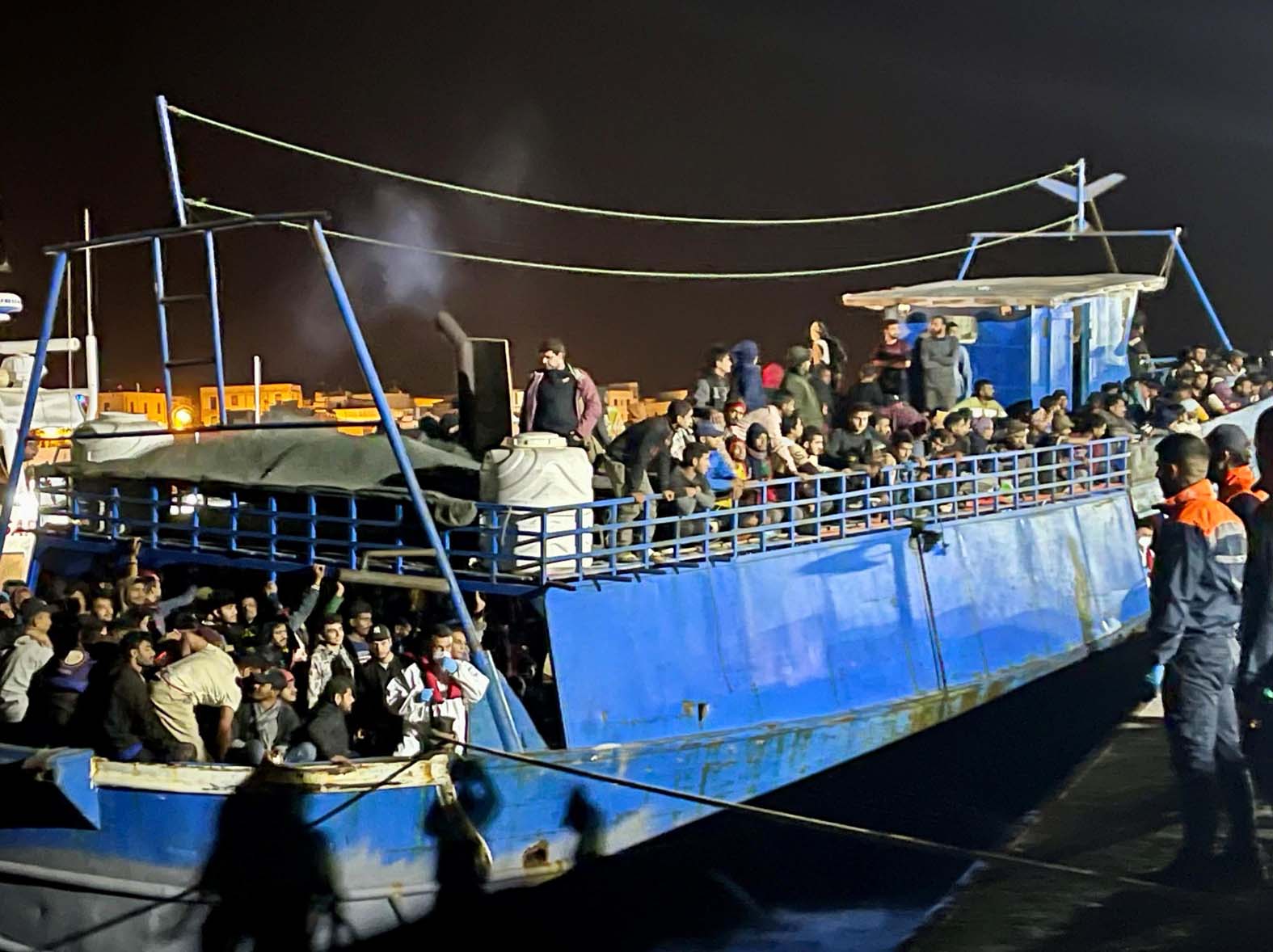Around 400 migrants dock on Lampedusa island