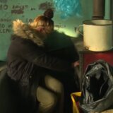 Kako da pomognete devojčici koja je morala na mitinge SNS, a živi u kući bez struje 14