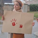 “Ovde smo da kažemo – žene, niste same”: Podrška Jelene Stupljanin ispred bolnice u Sremskoj Mitrovici 4
