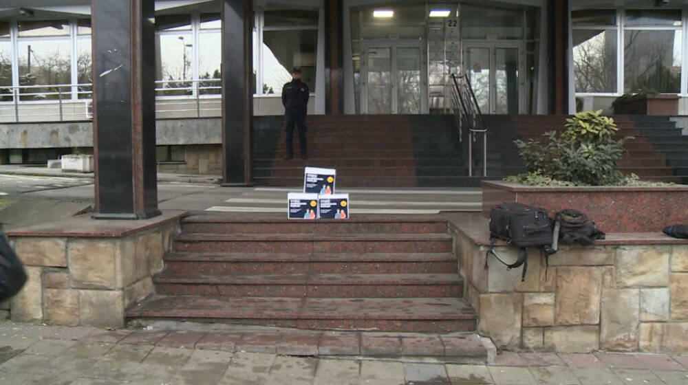 "Ovo nije kampanja protiv akušerstva, nego podrška mamama": Kreni-Promeni predao peticiju Ministarstvu zdravlja 1