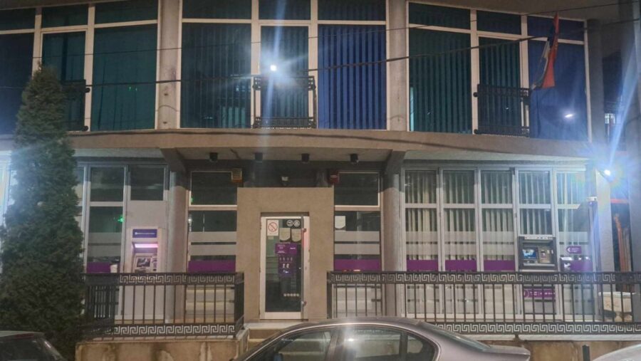 U Kosovskoj Mitrovici skinut znak sa ekspoziture Komercijalne banke, govori se o zatvaranju
