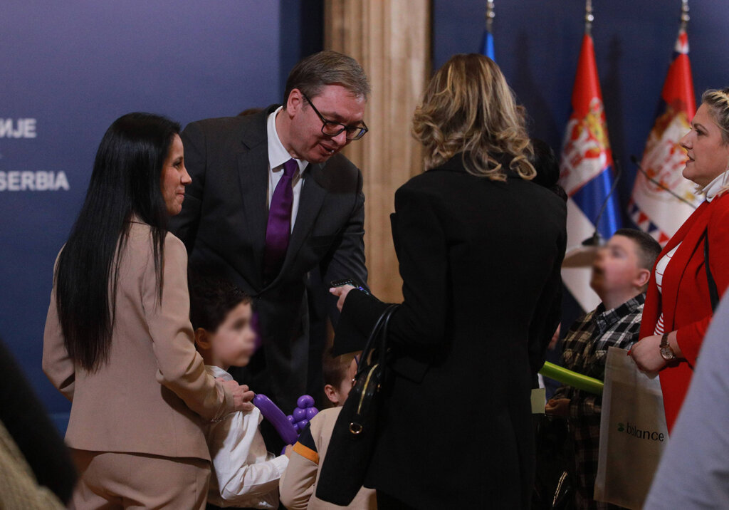 Vučić se sastao sa roditeljima dece obolelih od retkih bolesti: Prijemu prisustvovala i Tamara Vučić 2