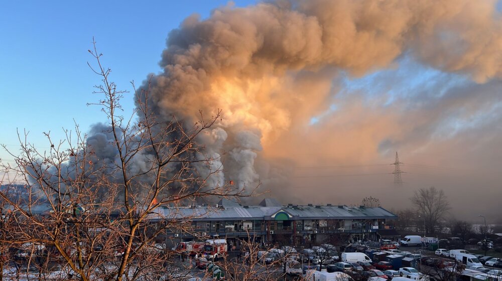 Požar u Surčinu i dalje traje: Obrušio se deo zgrade i krova, vatrogasci gase vatru 1