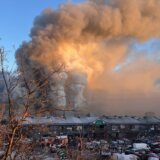 Požar u Surčinu i dalje traje: Obrušio se deo zgrade i krova, vatrogasci gase vatru 9